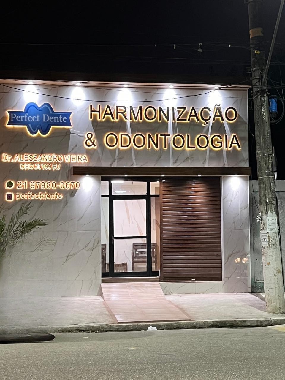 Sala de atendimento clínico com tecnologia